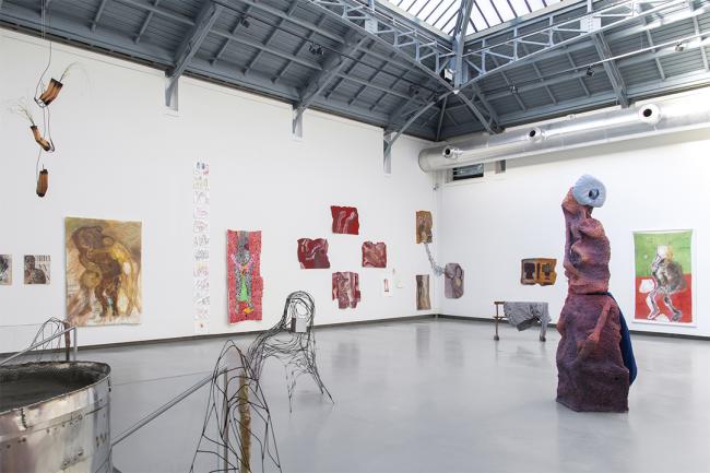 Vue de l'exposition de Pélagie Gbaguidi "Antre", La Verrière, 2025 ©Isabelle Arthuis/ Fondation d'entreprise Hermès 