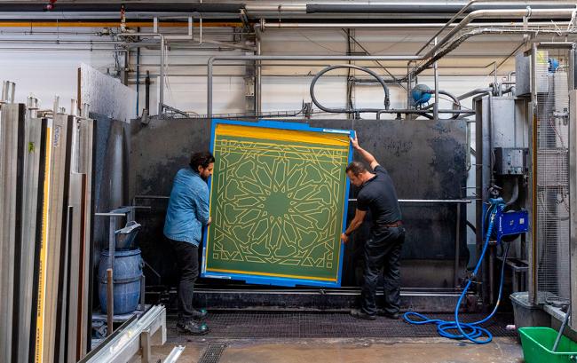 Mounir Ayache, en résidence à la Holding Textile Hermès (Rhône), 2024 © Tadzio